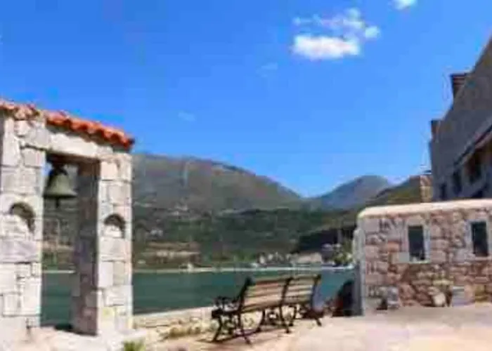 Itilo Villa Néon Oítilon